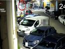 Un momento della fuga dei due rapinatori Un momento della fuga dei due rapinatori