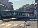Il bus incastrato sulla rotondina (foto da Facebook)