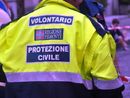 volontario della protezione civile di spalle volontario della protezione civile di spalle