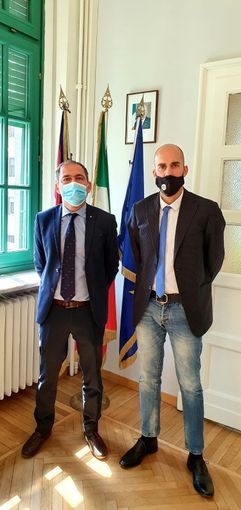 Due persone in posa per una foto Due persone in posa per una foto