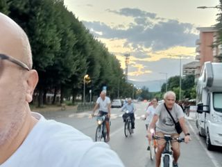 Alcuni dei partecipanti alla biciclettata di ieri sera Alcuni dei partecipanti alla biciclettata di ieri sera