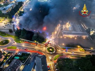 I vigili del fuoco hanno lavorato tutta la notte