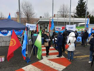 Volantinaggio dei sindacati metalmeccanici davanti alla Magneti Marelli di Venaria