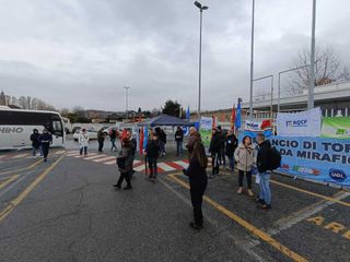 Volantinaggio dei sindacati metalmeccanici davanti alla Magneti Marelli di Venaria