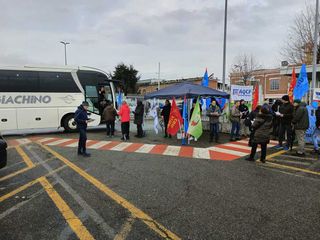 Volantinaggio dei sindacati metalmeccanici davanti alla Magneti Marelli di Venaria