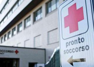Crolla balcone durante gita scolastica a Ferrara, insegnante e guida in ospedale