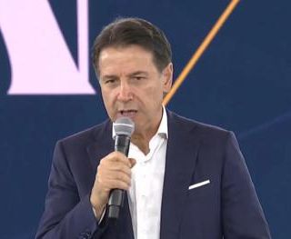 M5S, altolà di Conte a Grillo: &quot;Chi si azzarda a intralciarci troverà una barriera solida&quot;