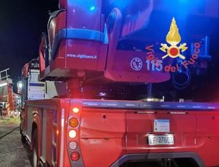Incidente su A1, scontro tra un furgone e due auto: 2 morti e 6 feriti