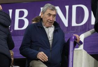 Merckx, incidente in bici: l'ex ciclista cade e si fa male all'anca