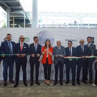 Il momento del taglio del nastro