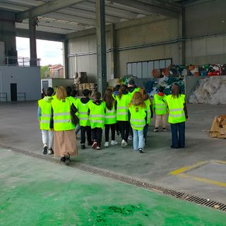 Gli studenti della scuola media Lessona in visita allo stabilimento Vergero di Venaria