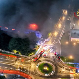 I vigili del fuoco hanno lavorato tutta la notte