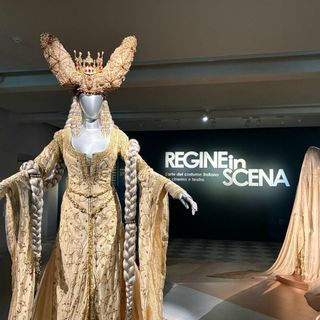 Gli abiti delle star e delle storie da sogno alla Reggia di Venaria