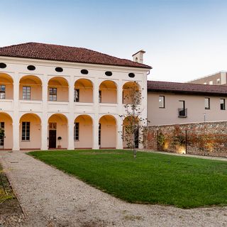 Cascina che ospita un'osteria
