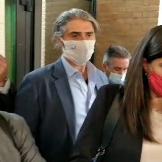 Chiara Appendino con l'avvocato Chiappero mentre esce dal tribunale