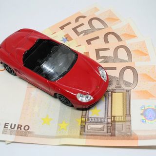 automobilina su banconote in euro