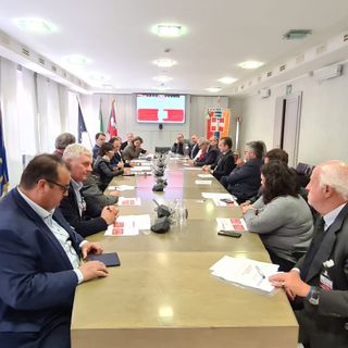 tavolo di confronto tra politica ed economia