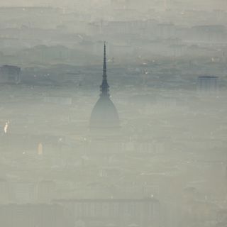Torino e la Mole avvolte dalla nebbia