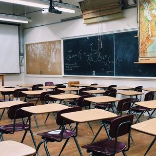 aula scolastica con banchi vuoti