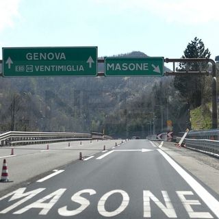 svincolo in uscita da un'autostrada verso il mare