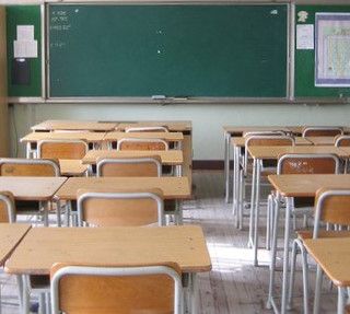 banchi di scuola in un'aula