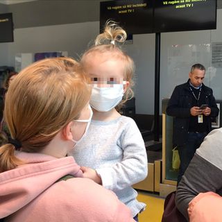 bimbi con soccorritori