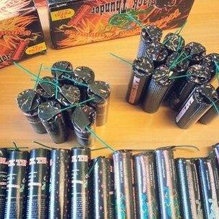 Una tonnellata e mezzo di fuochi d'artificio illegali e pericolosi sequestrati dalla Guardia di Finanza: un arresto