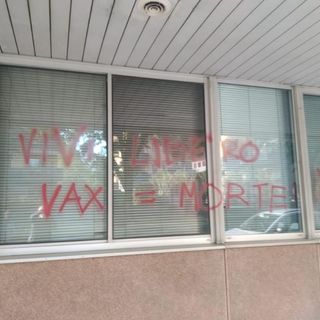 Collegno, vandalizzata la sede della Camera del Lavoro: era già successo alla Fiom di Torino [FOTO]
