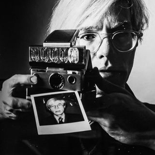 Andy Warhol in uno scatto di Oliviero Toscani