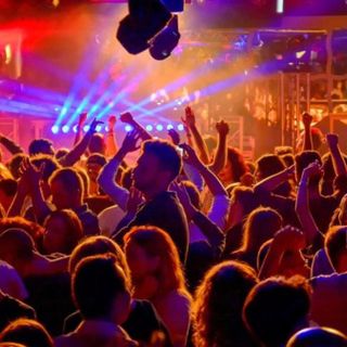 discoteca piena di avventori