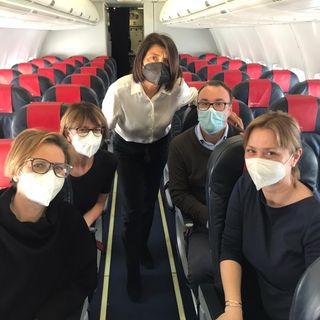 Persone sedute a bordo di un aereo
