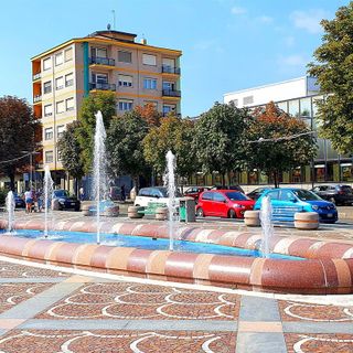 fontana al centro di una piazza
