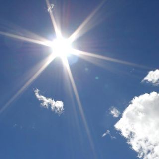 Sole con nuvole e cielo azzurro