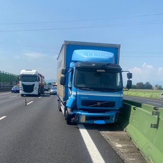 Camion va a sbattere, tra corso Regina Margherita e Venaria: traffico in tilt sulla tangenziale