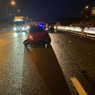 Incidente in tangenziale con auto in mezzo alle corsie