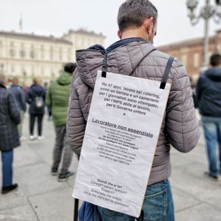 Manifestazione di persone in piazza Castello
