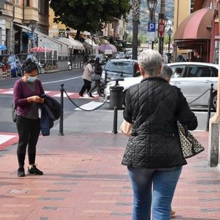 Via l'obbligo di mascherine all'aperto