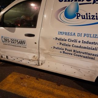 In foto, il furgone urtato e danneggiato dalla Golf