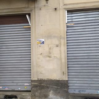 negozi con serrande abbassate