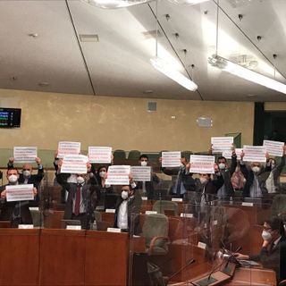 Gioco d'azzardo, iniziata in aula la discussione della nuova legge. Ostruzionismo a oltranza e proteste delle opposizioni