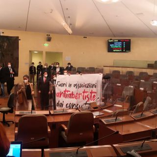 protesta contro assessore marrone