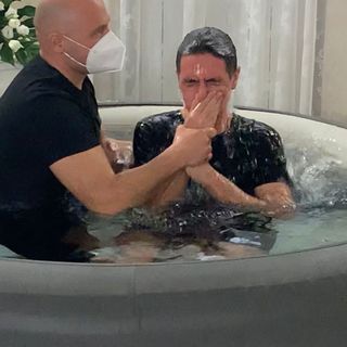 Cerimonia nella taverna di un amico e parenti collegati via Zoom, il battesimo ai tempi del Covid