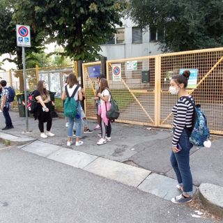 studenti all'esterno di un istituto