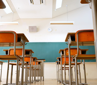 Scuola aula vuota con sedie e banchi