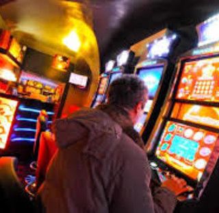 Gioco d'azzardo, la nuova legge da oggi in aula. Le opposizioni hanno già pronti 50mila emendamenti