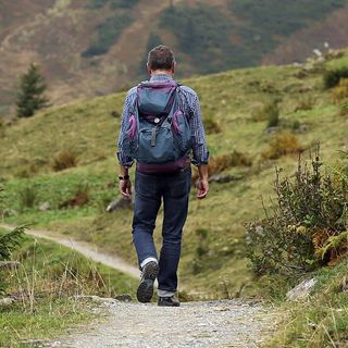 uomo che fa trekking in montagna