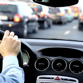 persona al volante di un'auto