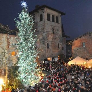 Il Borgo di Babbo Natale: La Magia del Natale Rivive nel Cuore del Ricetto di Candelo nel Biellese Il Borgo di Babbo Natale: La Magia del Natale Rivive nel Cuore del Ricetto di Candelo nel Biellese