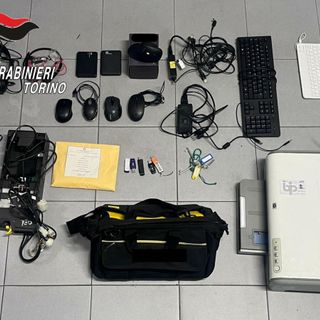 Alcuni degli oggetti rubati dall'uomo arrestato a Venaria