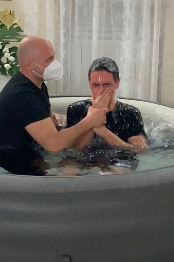 Cerimonia nella taverna di un amico e parenti collegati via Zoom, il battesimo ai tempi del Covid Cerimonia nella taverna di un amico e parenti collegati via Zoom, il battesimo ai tempi del Covid